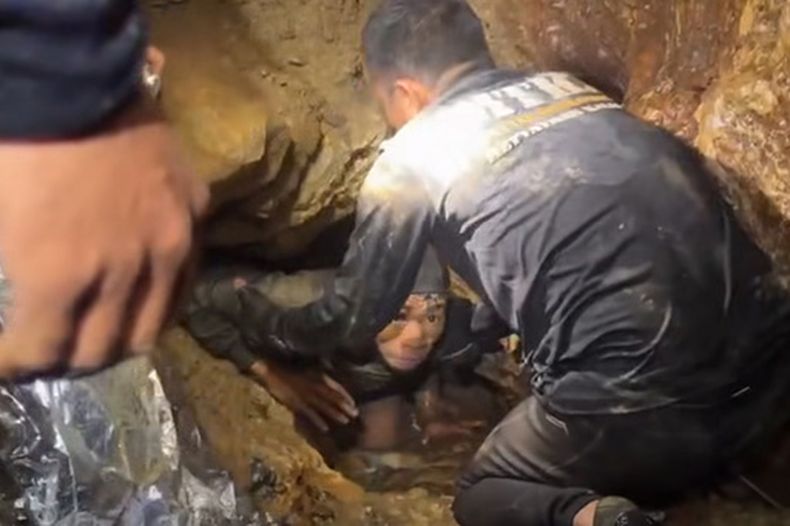 Foto tomada de video entregado por Metta Tham Rescue Kalasin, que muestra a trabajadores rescatando a una persona que había quedado atrapada en una cueva en Xaisomboun, Laos, el 29 de mayo del 2026. (Metta Tham Rescue Kalasin via AP)