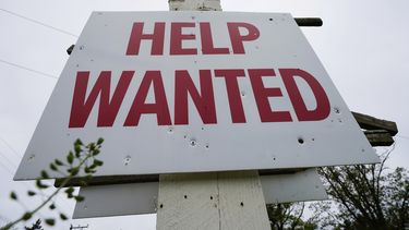 Un cartel en un lugar donde se busca empleados en Lansdale, Pensilvania el 28 de abril del 2023. (AP foto/Matt Rourke)