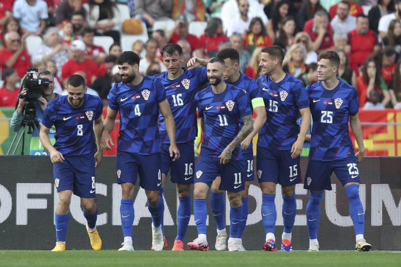 El croata Ante Budimir, celebra con sus compañeros después de anotar el segundo gol durante un partido amistoso internacional entre Portugal y Croacia en el Estadio Nacional de Oeiras, en las afueras de Lisboa, el sábado 8 de junio de 2024. (AP Foto/Pedro Rocha)