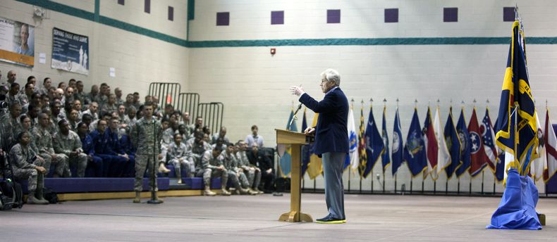 El secretario de Defensa de Estados Unidos, Chuck Hagel, habla frente a soldados sobre el futuro del Ej&eacute;rcito durante una visita a Fort Eustis, Virginia, el martes 25 de febrero de 2014. El Ej&eacute;rcito inform&oacute; el mi&eacute;rcoles 26 de f