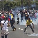 Venezuela: reprimen protesta contra gobierno y Corte Suprema