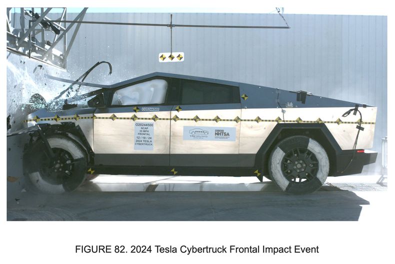 En esta imagen, tomada de un informe publicado por la Administración Nacional de Seguridad del Tráfico en las Carreteras (NHTSA, por sus siglas en inglés) el 14 de enero de 2025, se muestra una prueba de colisión de un Tesla Cybertruck en Adelanto, California, realizada el 18 de diciembre de 2024. (NHTSA vía AP)