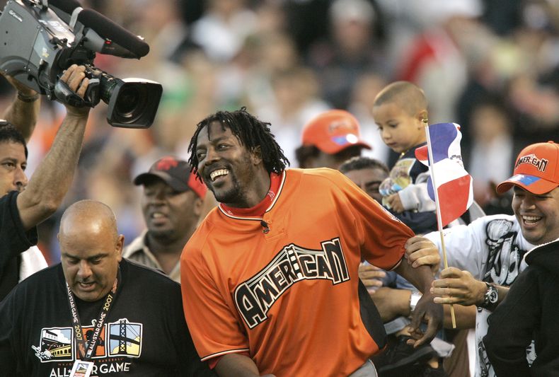 ARCHIVO- Vladimir Guerrero Sr., de los Angelinos de Los Ángeles, sonríe después de ganar el Derby de Jonrones del Juego de Estrellas, en San Francisco, el 9 de julio de 2007. Vladimir Guerrero Jr., de Toronto, se une a Vladimir Sr. para convertirse en la primera dupla de padre-hijo que gana el festival de cuadrangulares, al vencer a Randy Arozarena, de Tampa Bay, 25-23 en la ronda final, el lunes 10 de julio de 2023. (AP Foto/ Jeff Chiu, Archivo)