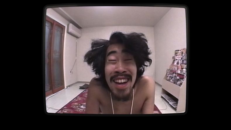 En esta imagen proporcionada por Hulu, el comediante japonés Nasubi aparece en un exitoso reality en Tokio en 1998. The Contestant, dirigida por Clair Titley, explora la historia detrás de un reality show japonés de finales de los años 90 en el que un comediante apodado Nasubi se ve obligado a sobrevivir con lo que pueda canjear con cupones enviados por correo, ya que se le niega el contacto con el mundo exterior. (Hulu vía AP)