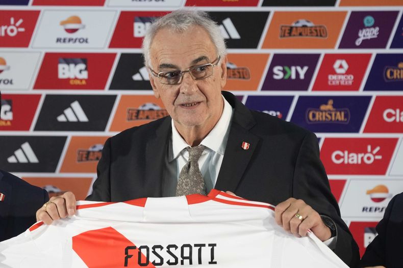 El uruguayo Jorge Fossati sostiene una camiseta de la selección de Perú, tras ser nombrado oficialmente como técnico, el miércoles 10 de enero de 2024, en Lima (AP Foto/Maríin Mejía)