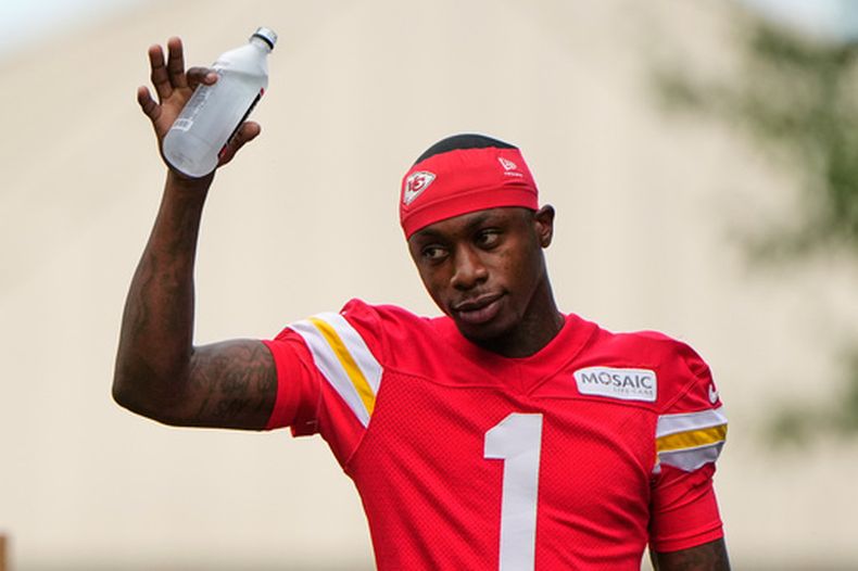 El receptor de los Chiefs de Kansas City Xavier Worthy saluda a los aficionados durante el campamento de entrenamiento del equipo el viernes 31 de julio del 2026. (AP Foto/Charlie Riedel)
