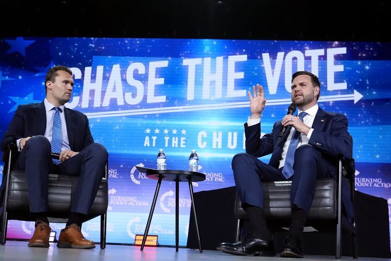 ARCHIVO - El entonces candidato republicano a la vicepresidencia de EEUU, el senador JD Vance, a la derecha, habla en un mitin de campaña mientras el fundador de Turning Point USA, Charlie Kirk, a la izquierda, escucha, el miércoles 4 de septiembre de 2024, en Mesa, Arizona. (AP Foto/Ross D. Franklin, Archivo)