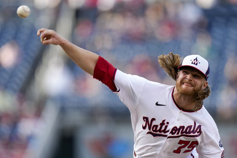El relevista de los Nacionales de Washington, Hobie Harris, trabaja la novena entrada del partido contra los Mets de Nueva York en el Nationals Park, en Washington, el lunes 15 de mayo de 2023. (AP Foto/Alex Brandon)