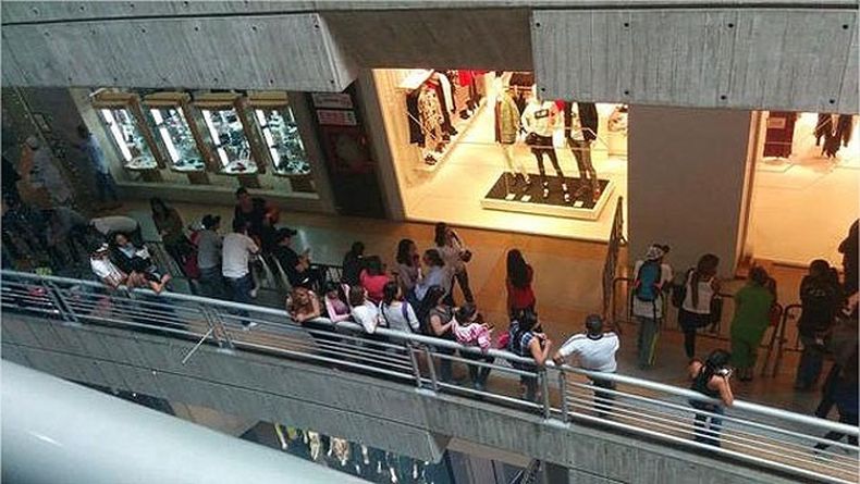 En Venezuela la crisis económica cada día se agudiza y es que ahora no sólo racionan la comida y medicina, sino también la compra de ropa.