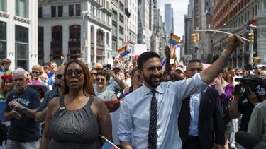 Zohran Mamdani, derecha, aspirante demócrata a la alcaldía neoyorquina, y la fiscal estatal Letitia James participan en la marcha del Orgullo el domingo 29 de junio de 2025, en Nueva York. (AP Foto/Olga Fedorova)