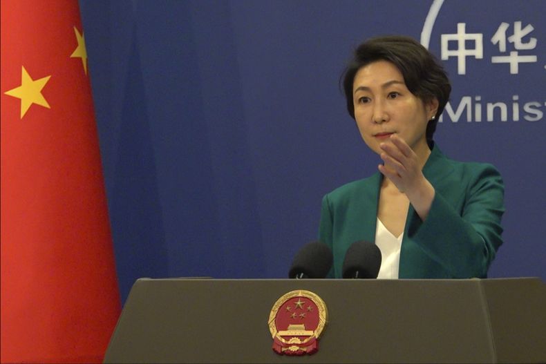En esta imagen tomada de un video, la portavoz del Ministerio de Relaciones Exteriores de China, Mao Ning, habla durante una sesión informativa en Beijing, el viernes 23 de mayo de 2025. (AP Foto/Liu Zheng)