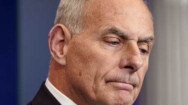 Kelly y congresista intercambian insultos y acusaciones