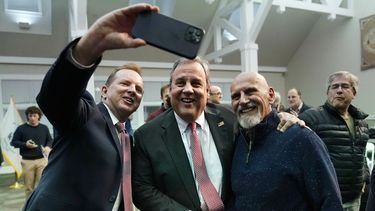 El exgobernador de Nueva Jersey, Chris Christie, al centro, posa para una foto después de una plática en el New England College, el 20 de abril de 2023, en Henniker, Nuevo Hampshire. (AP Foto/Charles Krupa)