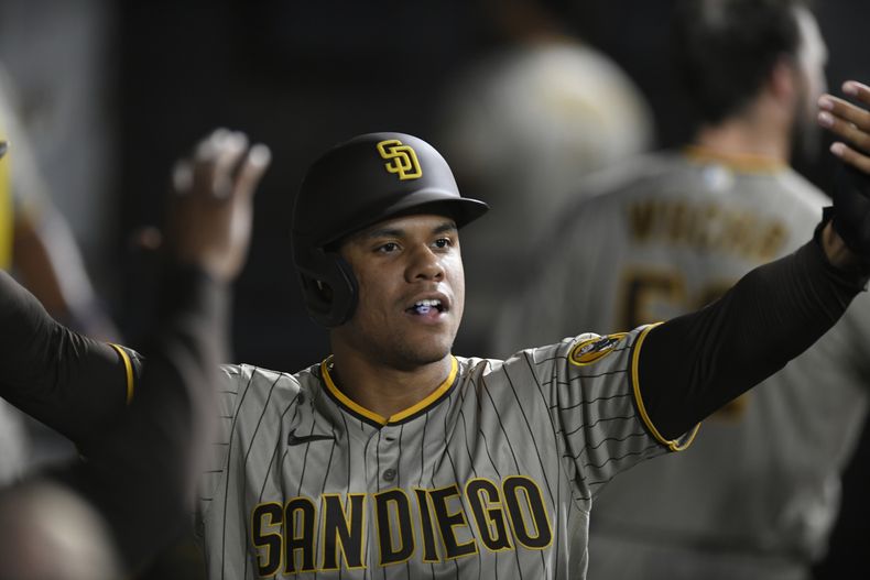 El dominicano Juan Soto, de los Padres de San Diego, festeja con sus compañeros en la cueva luego de anotar en el juego ante los Medias Blancas de Chicago, el sábado 30 de septiembre de 2023 (AP Foto/Paul Beaty)