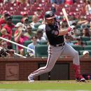 Lane Thomas de los Nacionales de Washington le da seguimiento a su remolcador sencillo en la décima entrada del primer juego de una doble cartelera ante los Cardenales de San Luis el sábado 15 de julio del 2023. (AP Foto/Jeff Roberson)