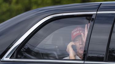 El presidente Donald Trump saluda al llegar al Trump International Golf Club, el viernes 4 de abril de 2025, en West Palm Beach, Florida. (AP Foto/Alex Brandon)