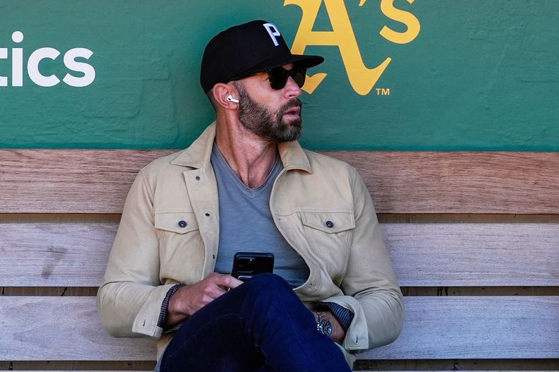 ARCHIVO - Foto del 3 de mayo del 2024, el asistente de gerente general de los Marlins de Miami Gabe Kapler en el dugout antes del encuentro ante los Atléticos de Oakland. (AP Foto/Godofredo A. Vásquez, Archivo)