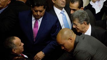 Maduro aprueba decreto de emergencia para enfrentar crisis