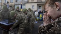 Una mujer llora durante el funeral de Volodymyr Golubnychyi, un teniente de la 72da brigada mecanizada de Ucrania, en Kiev, Ucrania, el 28 de febrero de 2024. (AP Foto/Evgeniy Maloletka)