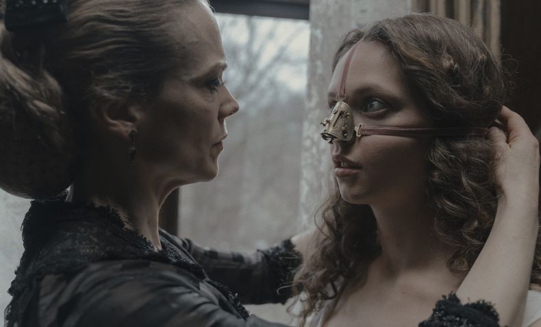 Esta imagen difundida por CineCANIBAL, muestra a Ane Dahl Torp, a la izquierda, y Lea Myren en una escena de la película La Hermanastra Fea. (CineCANIBAL via AP)