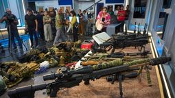 Armas que, según las autoridades cubanas, fueron recuperadas de una lancha rápida en aguas de Cuba tras un enfrentamiento que dejó cuatro muertos, se exhiben durante una presentación para medios el viernes 27 de febrero de 2026, en La Habana. (AP Foto/Ramón Espinosa)