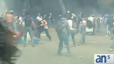 americateve | La cifra de muertos por las protestas en Venezuela aumentó a veintiocho.  Los colectivos oficialistas armados han sido acusados de la mayoría de estas muertes aunque también están involucrados efectivos de la Guardia Nacional Bolivariana.