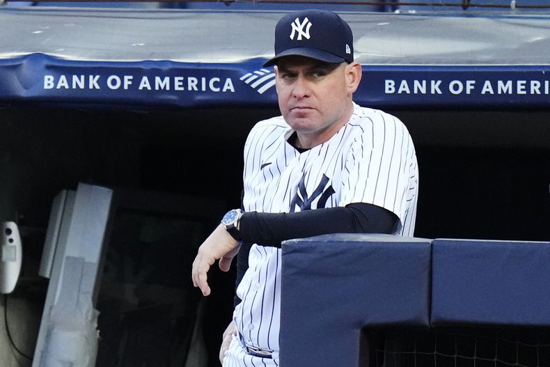 ARCHIVO - Foto del 26 de mayo del 2023, el entrenador de banca de los Yanquis de Nueva York Carlos Mendoza en el encuentro ante los Padres de San Diego. El lunes 6 de noviembre del 2023, los Mets contratan al venezolano Carlos Mendoza como nuevo mánager. (AP Foto/Frank Franklin II, Archivo)
