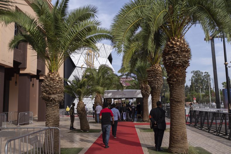 Personas acuden a ver una película en el Festival de Cine de Marrakech en Marruecos el 2 de diciembre del 2024. (AP foto/Mosaab Elshamy)