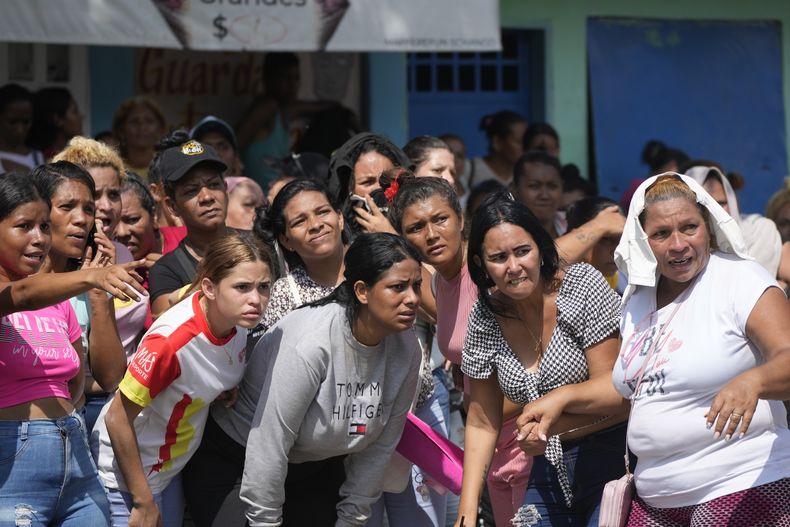 Familiares de presos miran la intervención militar en el centro penitenciario de Tocorón, en Tocorón, Venezuela, el miércoles 20 de septiembre de 2023. Militares ejecutaron la intervención en un intento de desmantelar una de las bandas criminales en el país, de acuerdo con el ministro de Interior, el almirante en jefe Remigio Ceballos. (AP Foto/Ariana Cubillos)