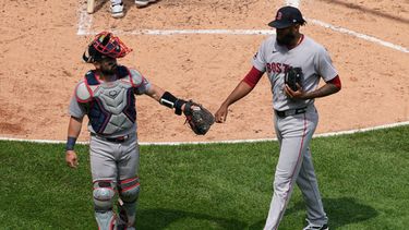 El lanzador relevista de los Medias Rojas de Boston, Tyron Guerrero (derecha), celebra con el receptor Connor Wong (izquierda) después de la quinta entrada de un partido de béisbol contra los Medias Blancas de Chicago, en Chicago, el jueves 9 de julio de 2026. (Foto AP/Nam Y. Huh)
