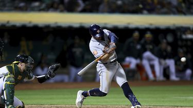 McCormick jonronea, los Astros ganan 3-1 a los Atléticos