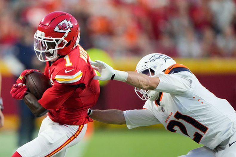 El receptor de los Chiefs de Kansas City Xavier Worthy es empujado por el cornerback de los Broncos de Denver Riley Moss en el encuentro del lunes 14 de septiembre del 2026. (AP Foto/Charlie Riedel)