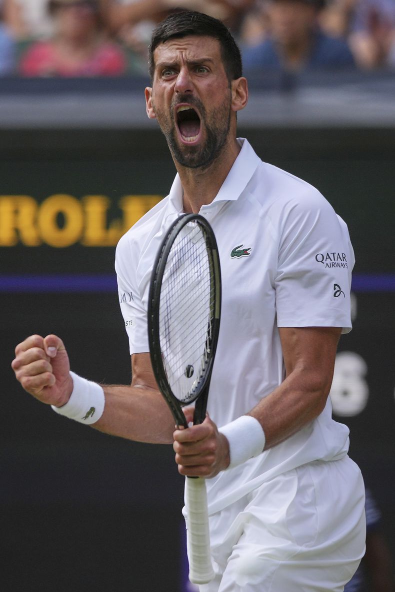 El serbio Novak Djokovic celebra tras ganar un punto ante el australiano Alex de Minaur en la cuarta ronda de Wimbledon el lunes 7 de julio del 2025. (AP Foto/Kin Cheung)