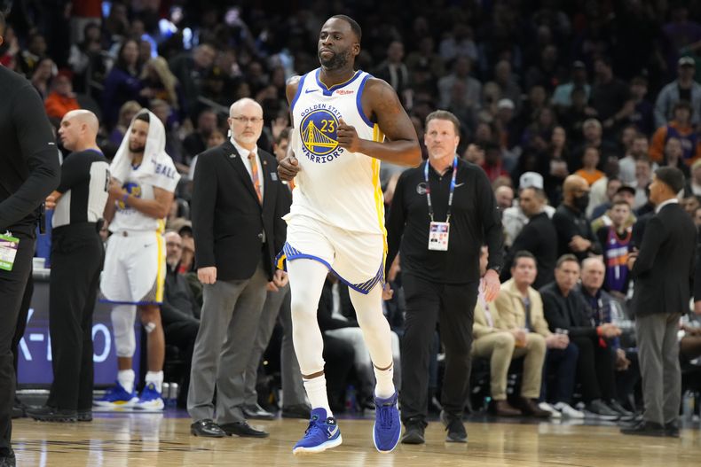 Draymond Green, alero de los Warriors de Golden State, abandona la cancha tras ser expulsado del encuentro ante los Suns de Phoenix, el martes 12 de diciembre de 2023 (AP Foto/Rick Scuteri)