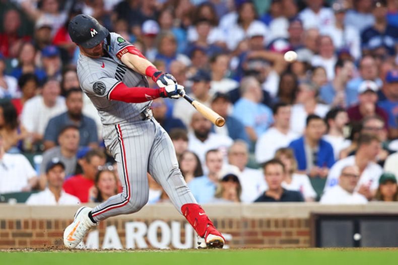 Ryan Jeffers, de los Mellizos de Minnesota, conecta un jonrón durante la tercera entrada de un partido de béisbol contra los Cachorros de Chicago en Chicago, el viernes 17 de julio de 2026. (Foto AP/Jessie Alcheh)