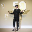 Jacques Audiard posa con los tres premios César por Emilia Pérez, en la 50ta edición de los premios del cine francés, en París, el 1 de marzo de 2025. (AP Foto/Thomas Padilla)