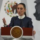 ARCHIVO - La presidenta mexicana Claudia Sheinbaum encabeza su conferencia de prensa de todas las mañanas en Palacio Nacional en Ciudad de México el lunes 3 de febrero de 2025. (AP Foto/Marco Ugarte, Archivo)