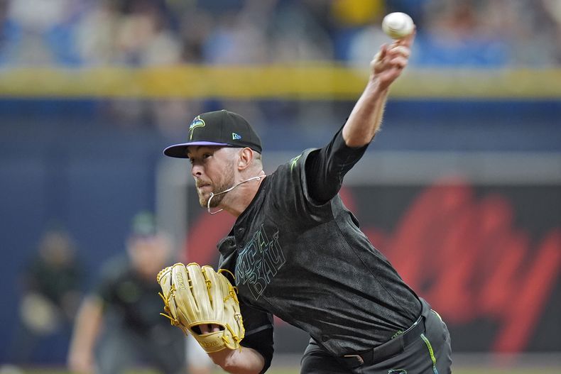 Jeffrey Springs, lanzador de los Rays de Tampa Bay, labora en el juego del sábado 17 de agosto de 2024, ante los Diamondbacks de Arizona (AP Foto/Chris OMeara)