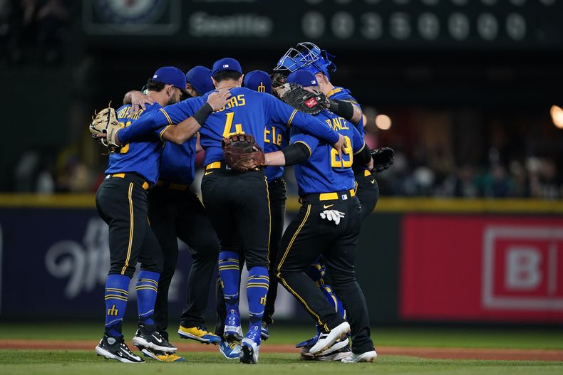 Los Marineros de Seattle festejan la victoria por 8-0 sobre los Rangers de Texas el viernes 29 de septiembre de 2023 (AP foto/Lindsey Wasson)
