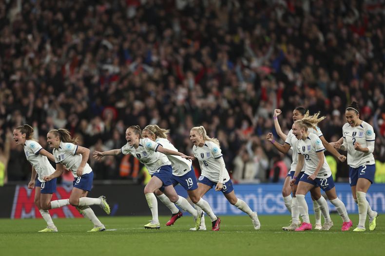 Las jugadoras de Inglaterra festejan tras derrotar por penales de Brasil en la Finalissima femenina, el jueves 6 de abril de 2023, en el estadio Wembley. (AP Foto/Ian Walton)