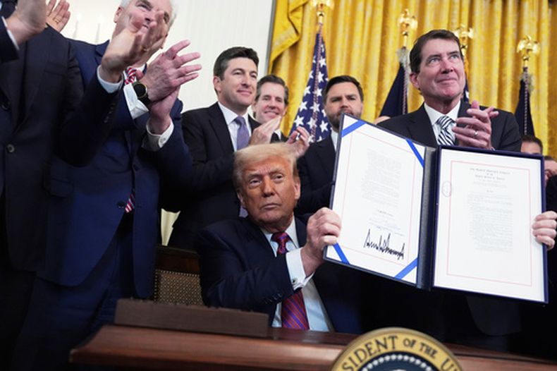 El presidente Donald Trump muestra la promulgación de la Ley GENIUS que regula las stablecoins, un tipo de criptomoneda, en la Sala Este de la Casa Blanca, el 18 de julio de 2025, en Washington. (Foto AP/Evan Vucci, Archivo)