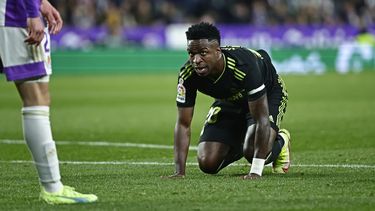 Valladolid veta a 12 fans por insultos racistas a Vinícius