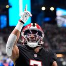 ARCHIVO - El corredor de los Falcons de Atlanta, Bijan Robinson (7), celebra su recepción para touchdown contra los Rams de Los Ángeles en la primera mitad de un partido de fútbol americano de la NFL, el 29 de diciembre de 2025, en Atlanta. (Foto AP/Brynn Anderson, Archivo)
