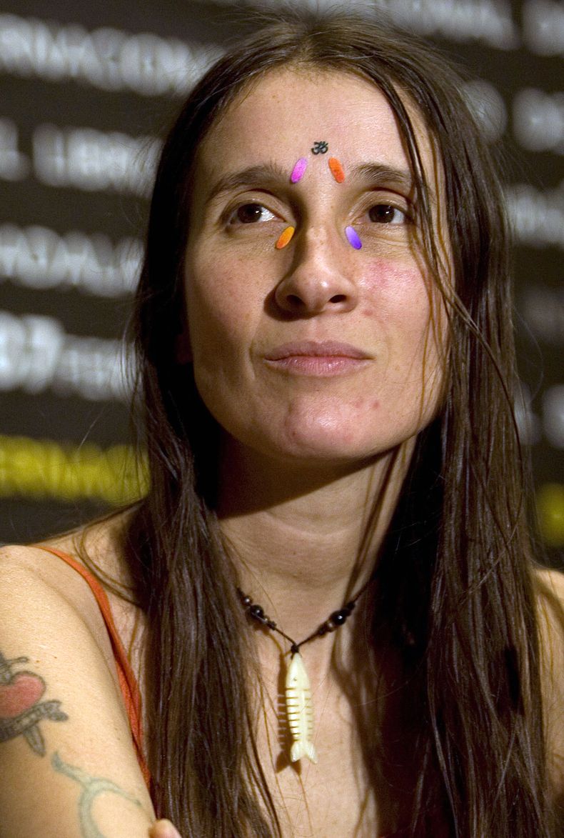 Andrea Echeverri, cantante de la banda colombiana Aterciopelados, en una conferencia de prensa en la Feria Internacional del Libro en Guadalajara, M&eacute;xico, en una fotograf&iacute;a del 30 de noviembre de 2007. Echeverri est&aacute; nominada al Latin