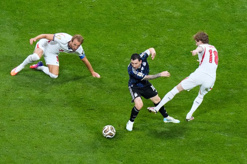 ARCHIVO - El delantero argentino Lionel Messi (10) regatea entre los ingleses Anthony Gordon (18) y Harry Kane (9) durante el Mundial, el 15 de julio de 2026, en Atlanta. (AP Foto/Lynne Sladky)