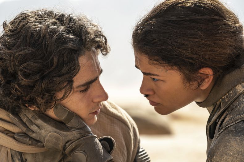 En esta imagen proporcionada por Warner Bros. Pictures, Timothee Chalamet, izquierda, y Zendaya en una escena de Dune: Part Two. (Niko Tavernise/Warner Bros. Pictures vía AP)