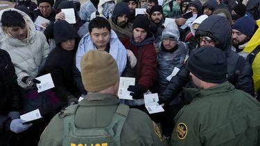ARCHIVO - Agentes de la Patrulla Fronteriza piden a solicitantes de asilo que se formen en un campamento improvisado luego de que el grupo cruzó la frontera con México, el 2 de febrero de 2024, cerca de Jacumba Hot Springs, California. (AP Foto/Gregory Bull, Archivo)