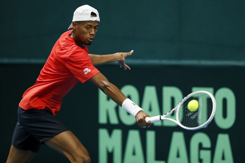 Christopher Eubanks de los Estados Unidos realiza una devolución a Viacheslav Bieliskyi de Ucrania durante el duelo clasificatorio de la Copa Davis, en Vilnius, Lituania, el jueves 1 de febrero de 2024. (AP Foto/Mindaugas Kulbis)