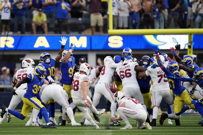 Chad Ryland (38), pateador de los Cardinals de Arizona, convierte su sexto gol de campo del partido, que le dio la victoria a su equipo sobre los Rams de Los Ángeles, durante la segunda mitad del partido de la NFL, el domingo 18 de octubre de 2026, en Inglewood, California. (AP Foto/Gregory Bull)