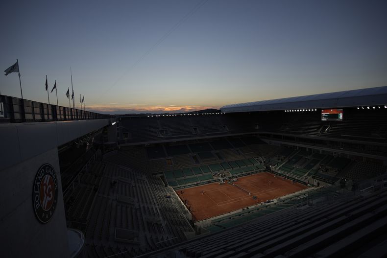 ARCHIVO - El atardecer sobre el estadio Philippe Chatrier durante el Abierto de Francia, el 7 de junio de 2021, en París. (AP Foto/Christophe Ena)